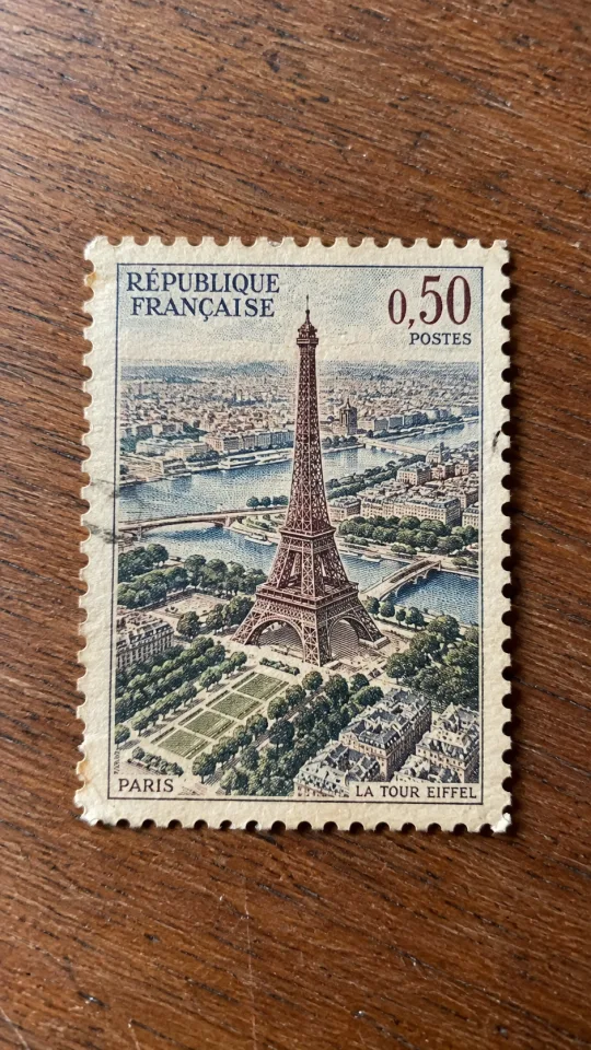 Vintage-Briefmarke „République Française, 0,50 Postes“ mit gestochener Eiffelturm-Illustration auf warmem Nussbaumholz