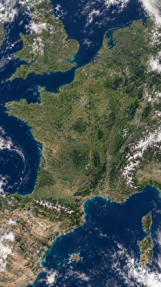 Satellitenbild von ganz Frankreich mit Atlantikküste, Ärmelkanal, Mittelmeer, Pyrenäen und Alpen, ohne Grenzen und Beschriftung