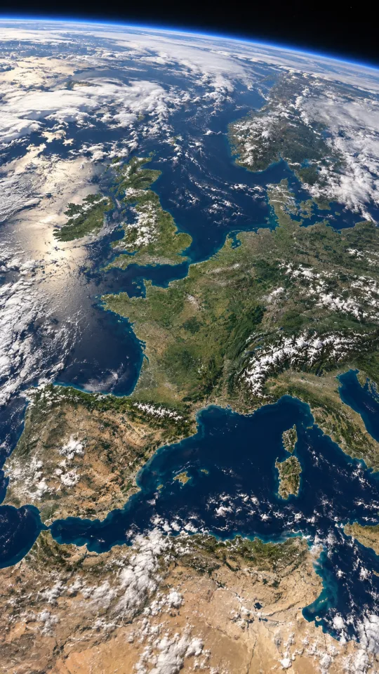 Westeuropa aus etwa 400 Kilometern Höhe, sichtbare Erdkrümmung, dünne blaue Atmosphärenschicht vor schwarzem Weltraum