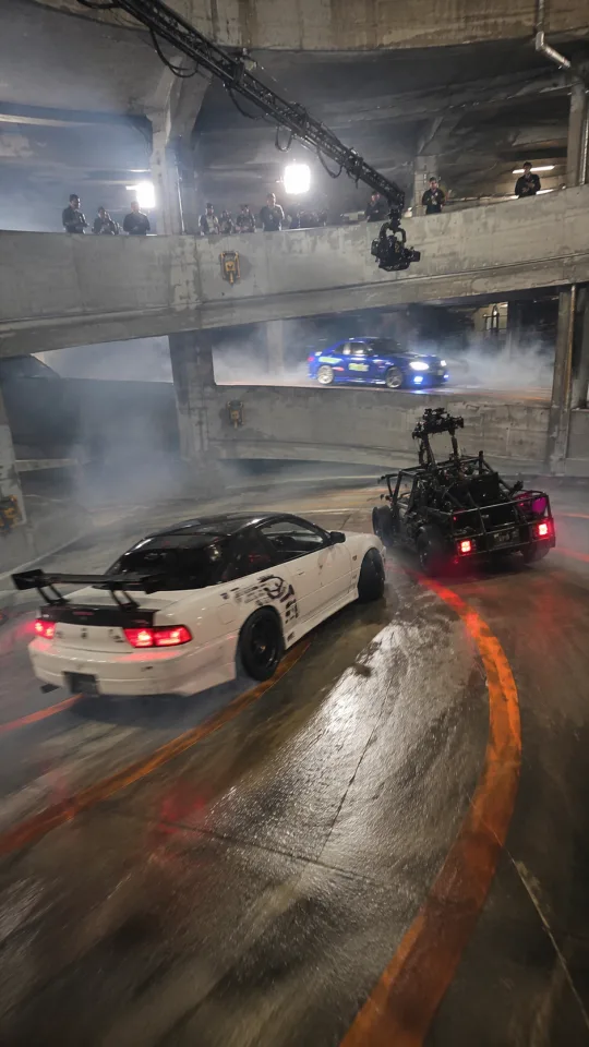 Keyframe 2: Kamera tiefer in der Rampe, Driftauto und Kamera-Buggy größer im Bild