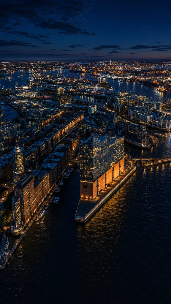 Endframe: dieselbe Hafencity in der blauen Stunde mit eingeschalteter Beleuchtung