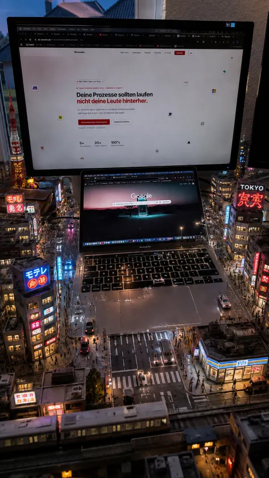 Derselbe Schreibtisch als Miniatur-Tokio bei Nacht mit Neonschildern, Kreuzungen und Hochbahn