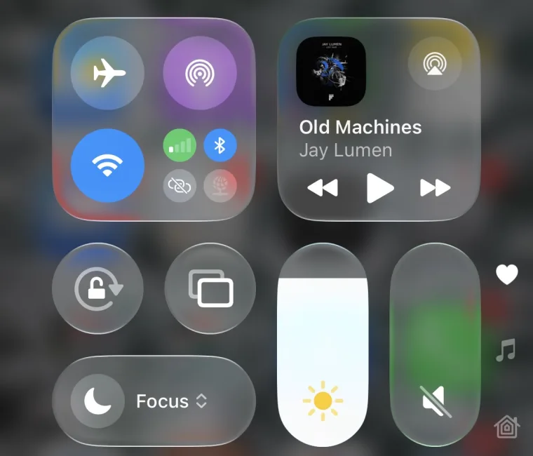 Eng zugeschnittener Screenshot des iPhone-Kontrollzentrums: Verbindungs-Kachel, Musik-Player, Ausrichtungssperre, Bildschirmsynchronisierung, Fokus, Helligkeits- und Lautstärkeregler