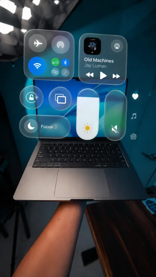 Ergebnis von Prompt 1: dieselbe MacBook-Aufnahme, jetzt mit mehreren getrennten Glaskarten des Kontrollzentrums, die vor und über dem Display schweben