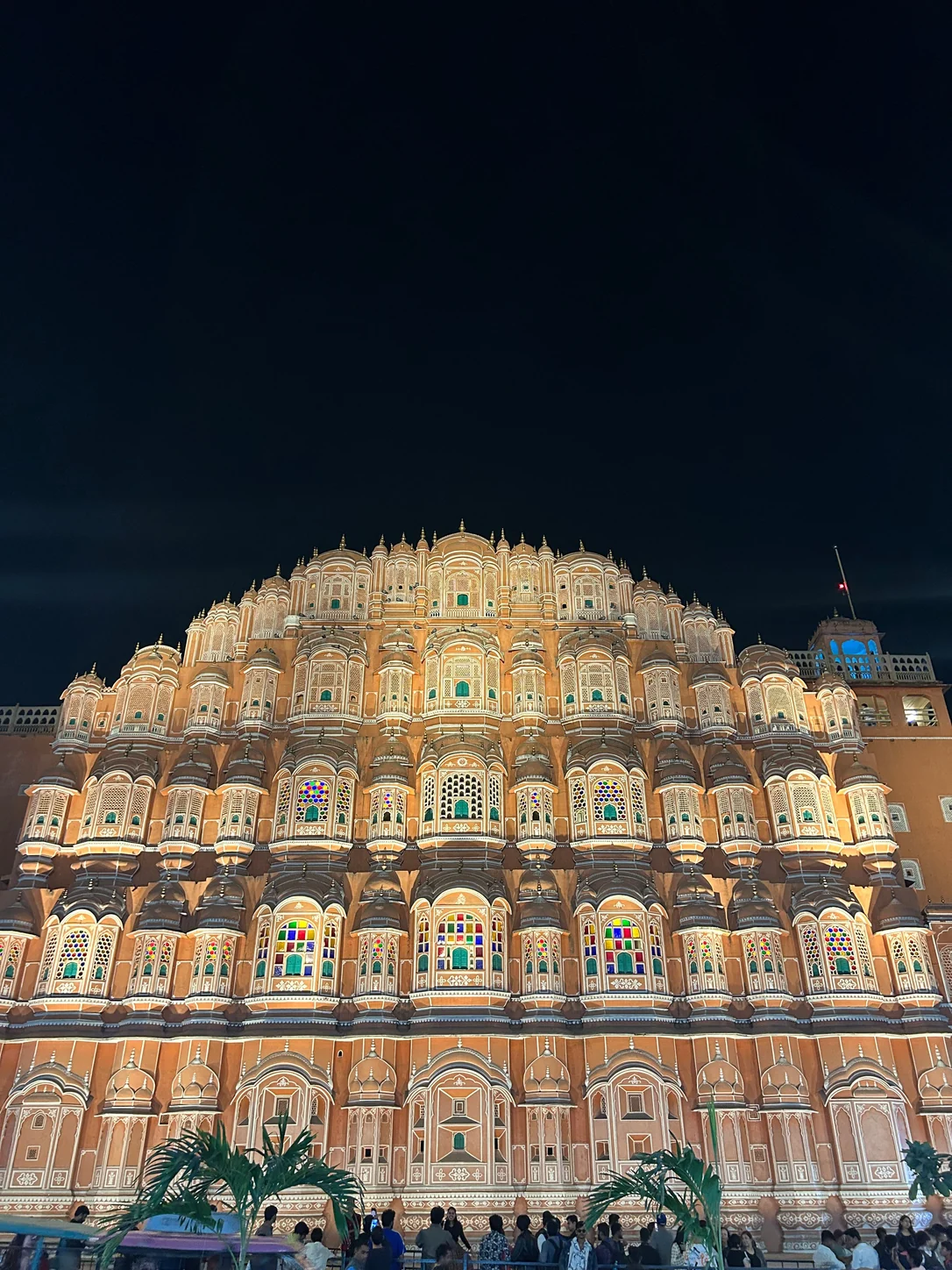 Nächtliches Handyfoto des Hawa Mahal in Jaipur, weich und leicht rauschig