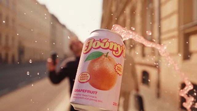 Nahaufnahme der Dose mit lesbarem Label, Tropfen stehen in der Luft